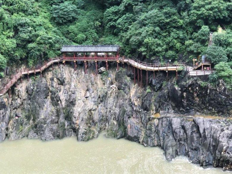 空袭敌营
